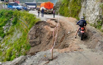 बझाङमा पहिरोले जयपृथ्वी राजमार्ग अवरुद्ध 